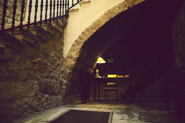 Fuente de manantial en el hall de El Duende del Chafaril, San Martín de Trevejo