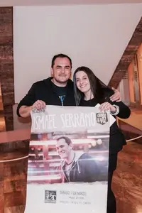 Trinidad Rivas e Ismael Serrano posan divertidos con el cartel del concierto en el Gran Teatro de Cáceres