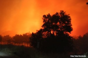 Incendio en Valverde del Fresno la noche del 4 de agosto de 2013. YAIZA HERNÁNDEZ