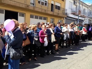 Las mujeres esperan la entrada en el pabellón el 8 de marzo en Eljas