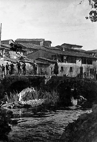 Detalle del puente sobre el riěo Laěgina a su paso por el lugar del Acebo, actualmente semisoterrado por la construccioěn de la Plazoleta del Puente, actual Plaza de Augusto Gonzaělez Laězaro.