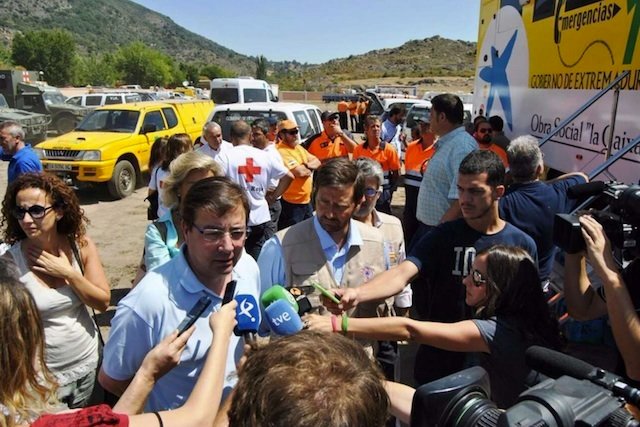 Fernandez Vara atiende a los medios en Cilleros