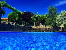 Magnífica piscina para clientes de A Velha fábrica, hotel en Valverde del Fresno, distinguido con el certificado Excelencia de TripAdvisor. www.sierradegatadigital.es