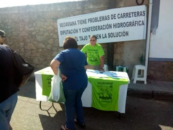 Recogida de firmas para el arreglo de las carreteras de Vegaviana