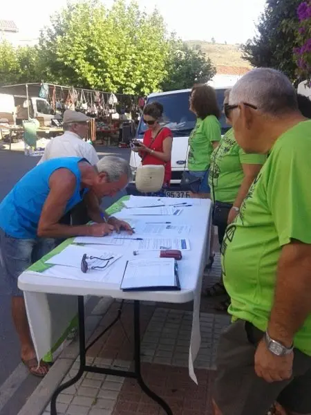 Recogida de firmas para el arreglo de las carreteras de Vegaviana