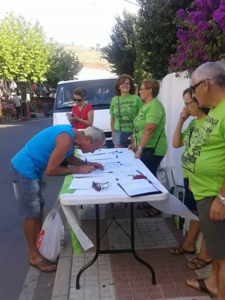 Recogida de firmas para el arreglo de las carreteras de Vegaviana