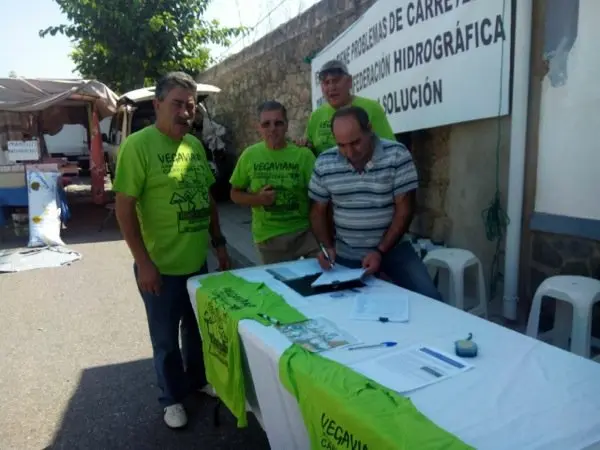 Recogida de firmas para el arreglo de las carreteras de Vegaviana