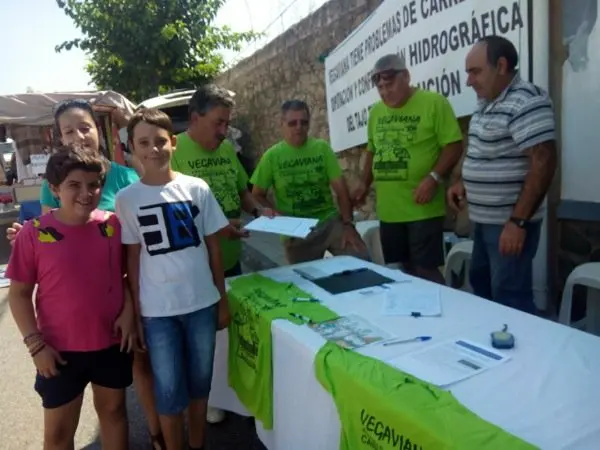 Recogida de firmas para el arreglo de las carreteras de Vegaviana