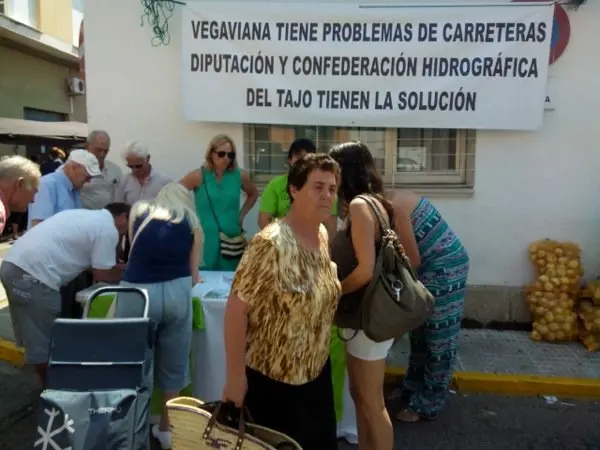 Recogida de firmas para el arreglo de las carreteras de Vegaviana
