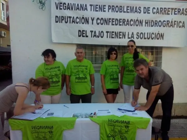Recogida de firmas para el arreglo de las carreteras de Vegaviana