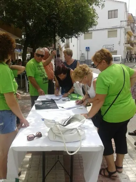 Recogida de firmas para el arreglo de las carreteras de Vegaviana