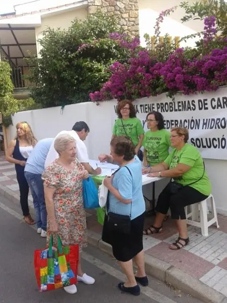 Recogida de firmas para el arreglo de las carreteras de Vegaviana