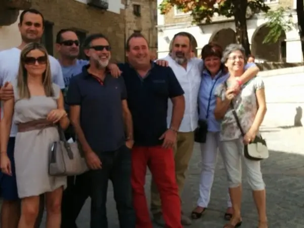 Grupo de amigos serranos disfrutando de un domingo de tapas