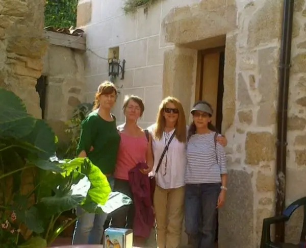 La directora de este diario con un gruo de amigas el domingo en La II Ruta de la Tapa