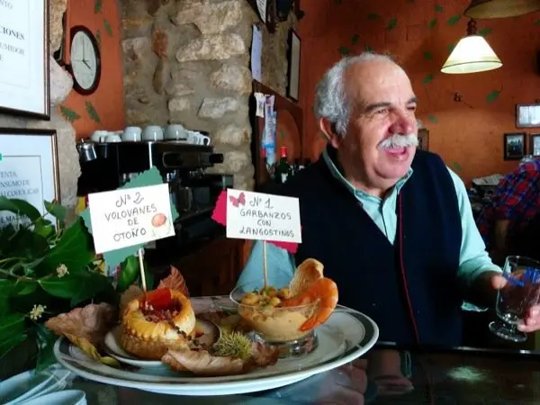 Director del Maillo posa junto a sus tapas