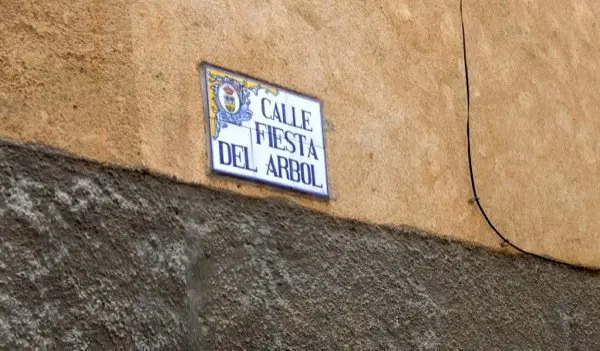 Calle Fiesta del &Aacute;rbol, en Villanueva de la Sierra