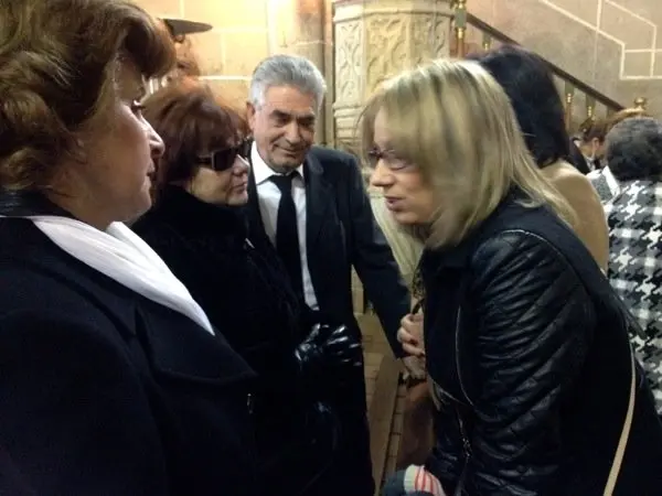 La vicepresidenta conversa con los padres de Alberto Guisado Manjano en presencia de sus suegros