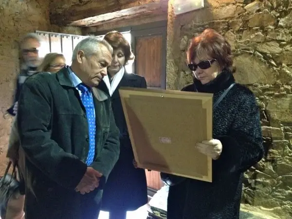 Pilar Majano contempla la foto de su hijo en presencia de Maria del Carmen y Abeliino