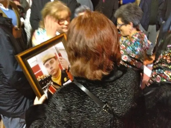 PIlar Majano sostiene la forograf&iacute;a de su hijo