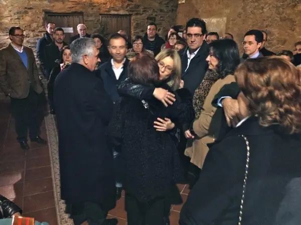 La vicepresidenta del Gobierno abraza a Plar Majano en presencia de Manuel Guisado