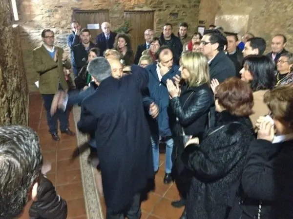 Tras la colocaci&oacute;n de la imagen de Alberto Guisado junto a la placa conmemorativa en El P&oacute;sito de Villanueva de la Sierra