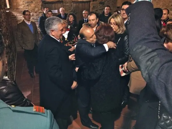 Daniel P&eacute;rez abraza a Pilar Majano