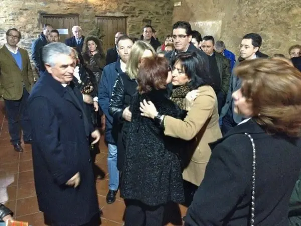 La vicepresidenta del Gobierno regional abraza a Pilar Majano