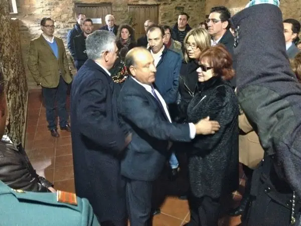 Los padres de Alberto Guisado junto al alcalde de Villanueva de la Sierra