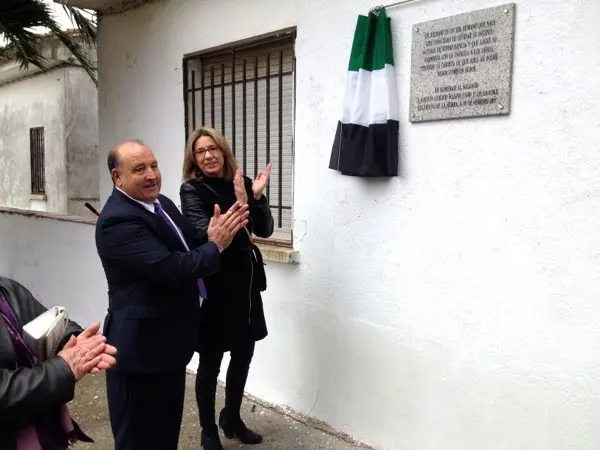 El alcalde de Villanueva y la vicepresidenta del Gobierno descubren la placa en el patio del colegio de primaria