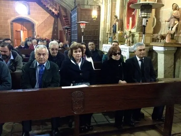 Los familiares de Alberto Guisado Majano durante la celebraci&oacute;n religiosa