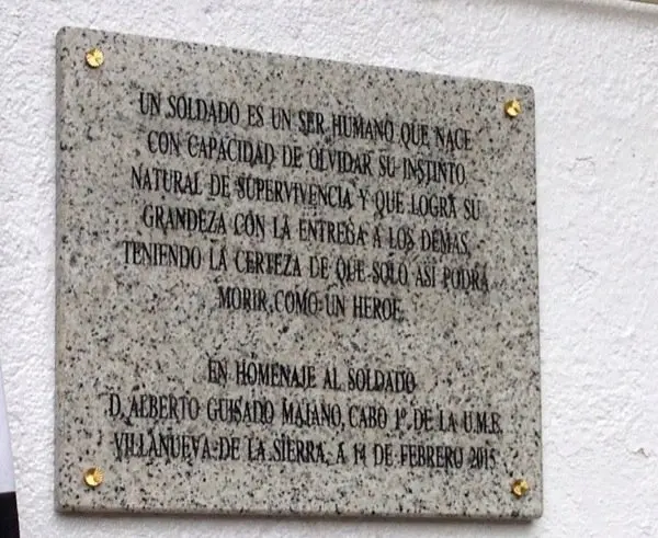 Placa en recuerdo de Alberto Guisado Majano en el patio del colegio de Villanueva de la Sierra