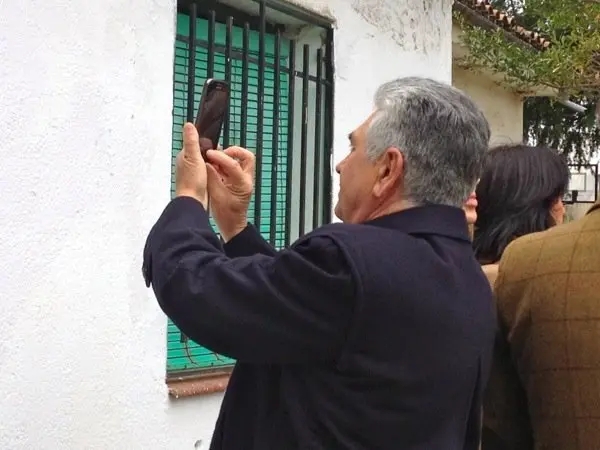 Manuel Guisado fotograf&iacute;a la placa en memoria de su hijo Alberto