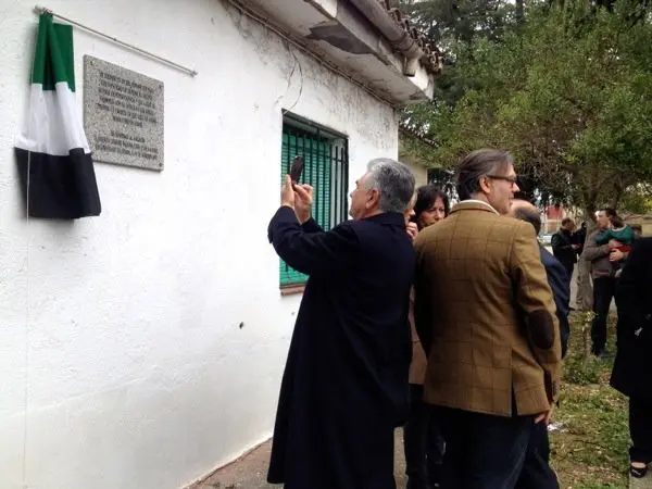 Manuel Guisado toma una imagen de la placa in memoriam de Alberto