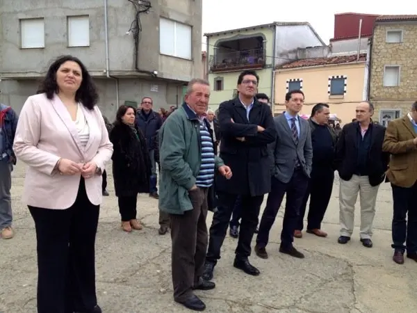 Autoridades entre el p&uacute;blico durante las intervenciones institucionales en la 210&ordf; Fiesta del &Aacute;rbol