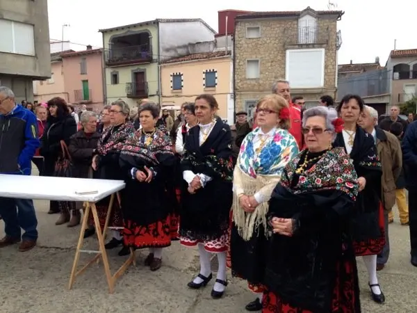 Mujeres vestidas con el traje tradicional