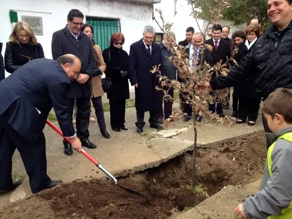 Daniel P&eacute;rez durante la plantaci&oacute;n del &aacute;rbol