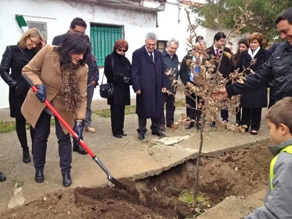 La vicepresidenta de la Asamblea durante la plantaci&oacute;n