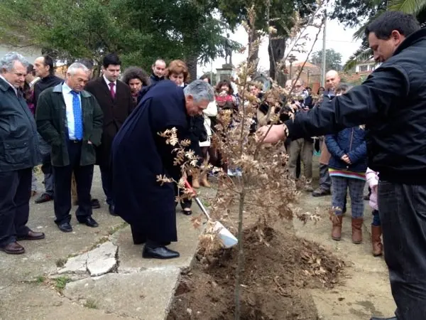 Manuel Guisado durante la plantaci&oacute;n del &aacute;rbol en memoria de su hijo Alberto
