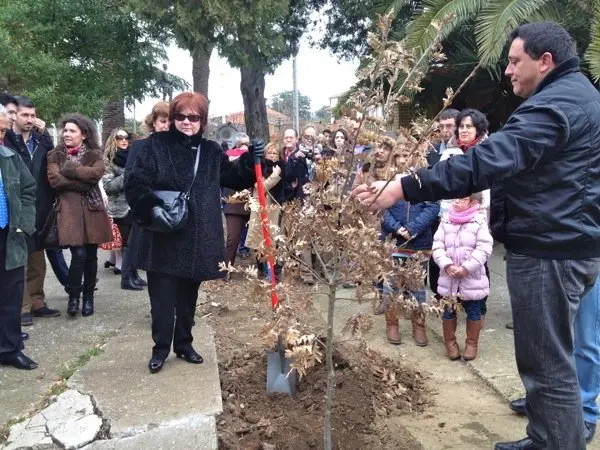 Pilar Maj&oacute;n, madre de Alberto Guisado, durante la plantac&oacute;n de un roble en su memoria