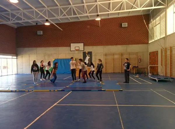 Los alumnos durante un ensayo ante las autoridades educativas