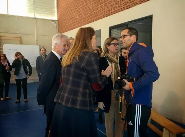 Pilar Pérez charla con Hermán durante un ensayo en el gimnasio