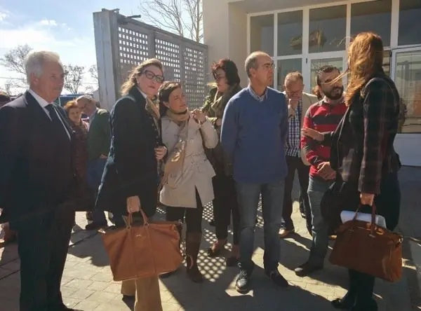 Recepción de las autoridades educativas a su llegada al centro IESO Valles de Gata
