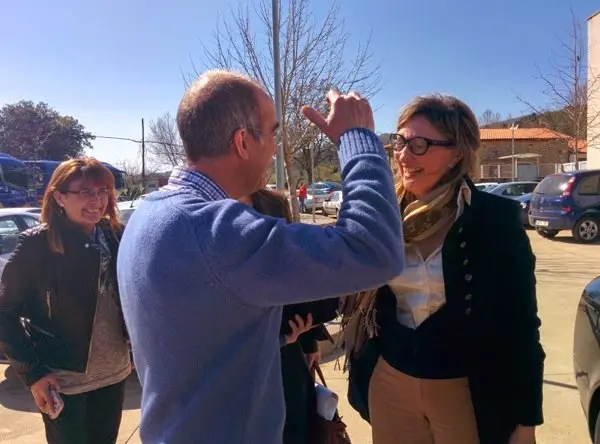 Fernando Domínguez recibe a la consejera de Educación a las puertas del IESO Valles de Gata