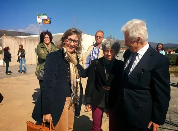 Trinidad Nogales y César Díaz Solís saludan afectuosamente a Isabel García promotora de la plataforma IES en Hoyos ya
