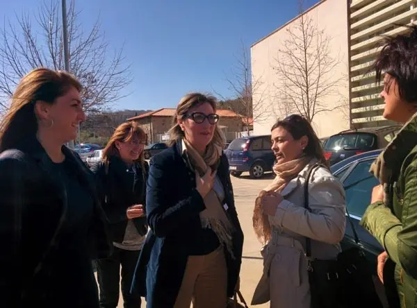 Maite Morelejo teniente alcalde de Hoyos charla con la consejera Trinidad Nogales
