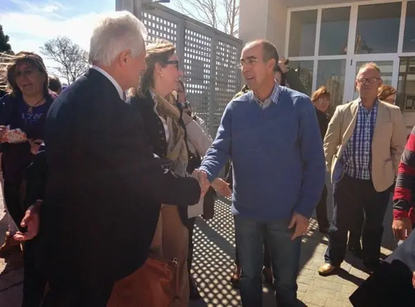 Fernando Domínguez saluda a César Díaz Solís en presencia de Trinidad Nogales