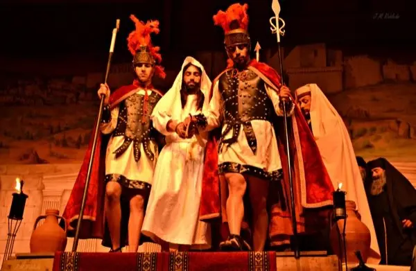 Herodes, tras mofarse de Jes&uacute;s, le condena a latigazos. La Pasi&oacute;n. Torrecilla de los &Aacute;ngeles. JMRV