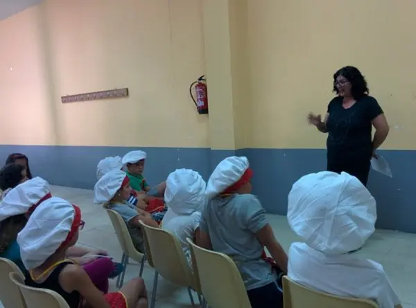 Elena Carretero imparte una charla sobre higiene