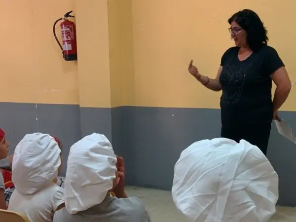 La cocinera Elena Carretero imparte una charla sobre higiene