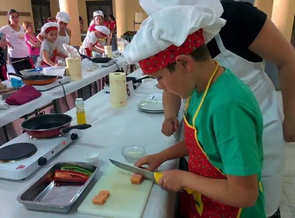 Un joven chef se concentra en la brocheta